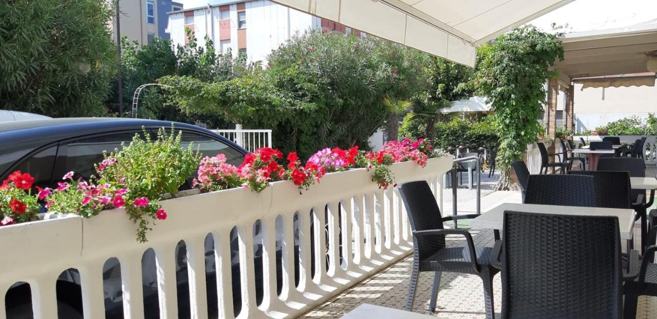 Hotel Laika Rimini Bagian luar foto