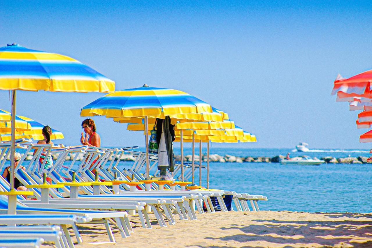 Hotel Laika Rimini Bagian luar foto